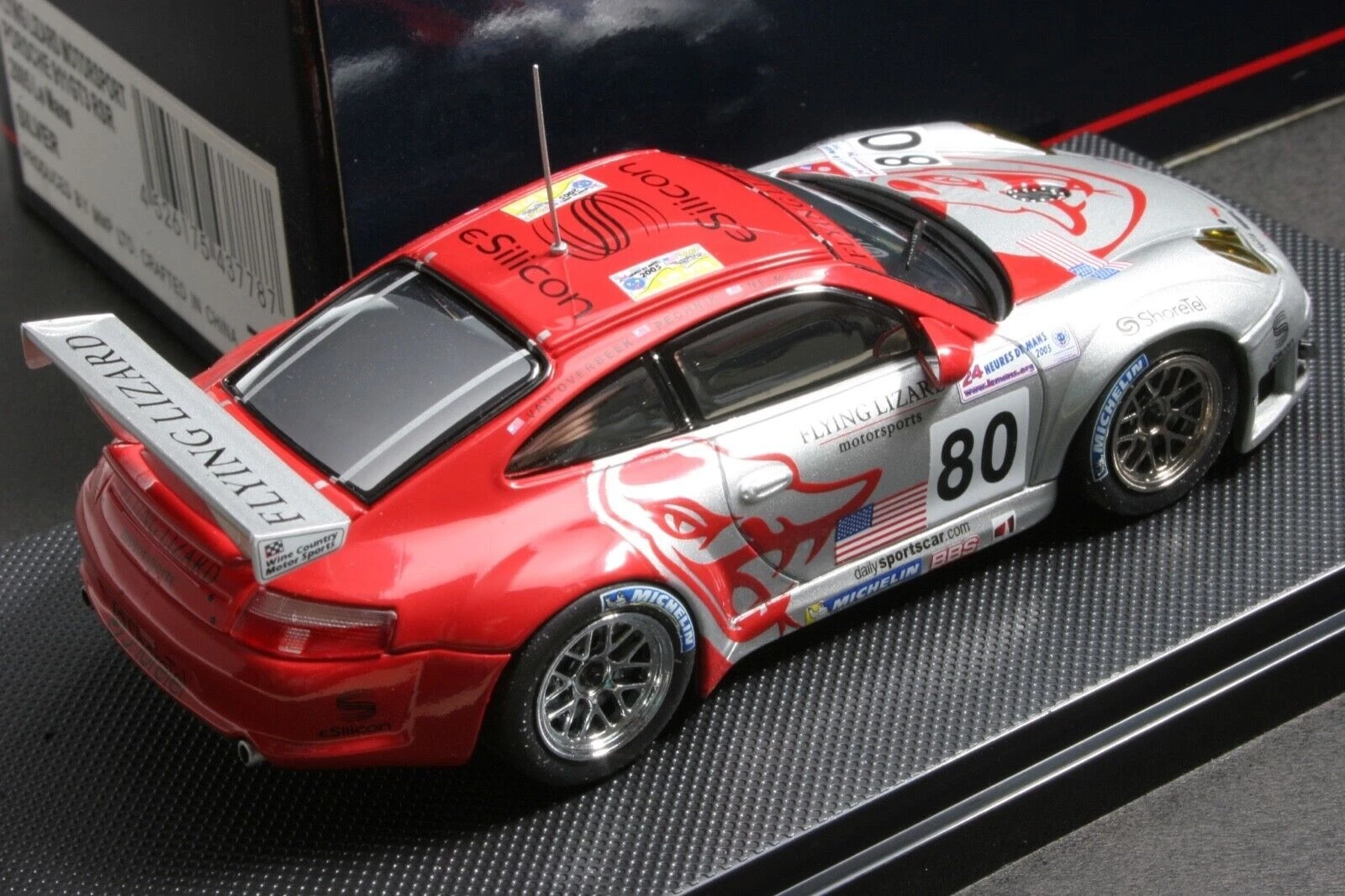 1:43 - EBBRO Porsche 911 GT3 RSR #80 Flying Lizard Motorsport – 24 Horas de Le Mans 2005 - Imagem 6